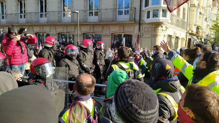 Eusko Legebiltzarrera eraman dute protesta Tubacexeko grebalariek, Ertzaintzaren oldarraldien artean