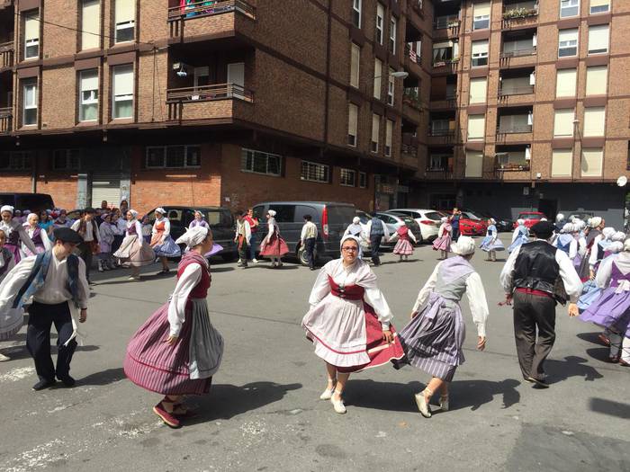 Ehunka dantzari eta ikusle b 1 1524460657898