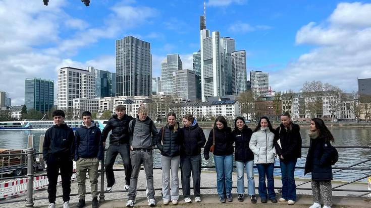 Wiesbadenen, Frankfurten, elkartasun lasterketa batean parte hartzen eta familia artean igaro zuten aste amaiera Laudio BHI-ko ikasleek Alemanian