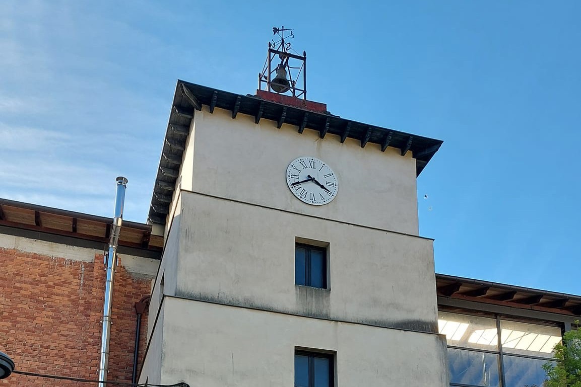 Garai Plazako erlojuaren dorrea goitik behera apaintzeko mural bila dago Artziniegako Udala