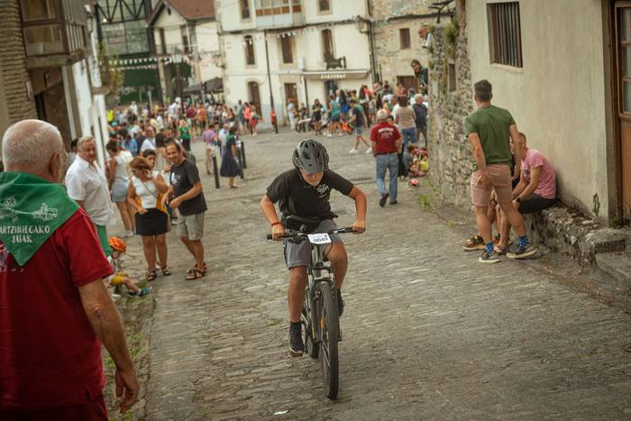 Bizikletak irudimenez jantzi 44 1757325773193