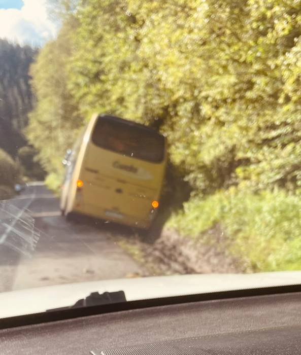 Etxaurren Ikastolako umeak garraiatzen dituen autobusetako batek istripua izan du gaur eta Udalek A-3641 errepidea behingoz konpontzea exijitu dute