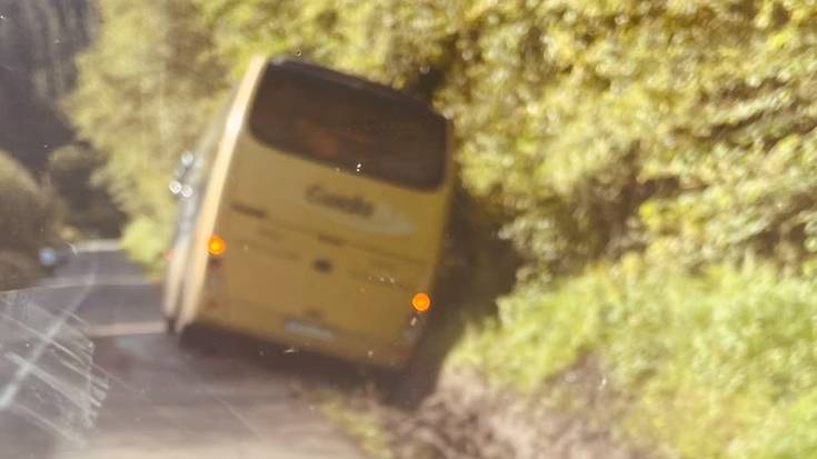Etxaurren Ikastolako umeak garraiatzen dituen autobusetako batek istripua izan du gaur eta Udalek A-3641 errepidea behingoz konpontzea exijitu dute