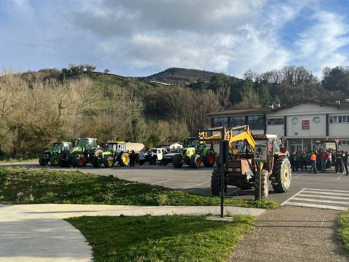 "Traktorada" egin dute Artzi 20 1768766481191