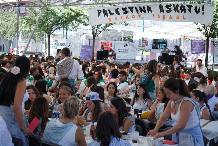 Jendetza batu da kuadrillen  82 1756403737580