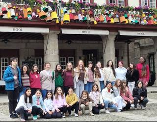 Portugalgo Jovens Cantores de Guimarães abesbatzarekin elkartrukean daude Laudioko ArteOn abesbatzako gazteak