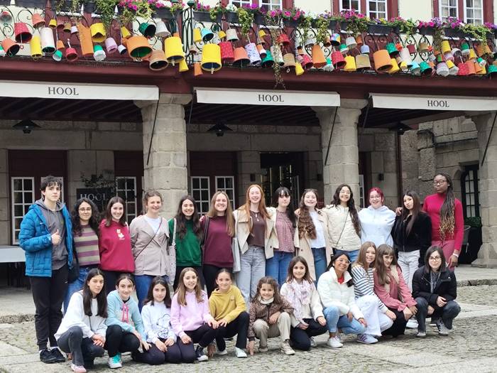 Portugalgo Jovens Cantores de Guimarães abesbatzarekin elkartrukean daude Laudioko ArteOn abesbatzako gazteak