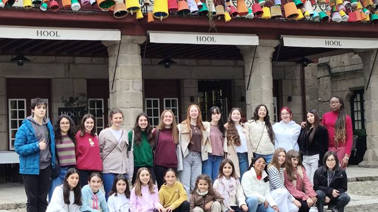 Portugalgo Jovens Cantores de Guimarães abesbatzarekin elkartrukean daude Laudioko ArteOn abesbatzako gazteak