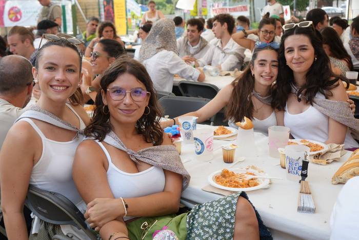 Ehunka lagunek egin dute bat 3 1755422997053