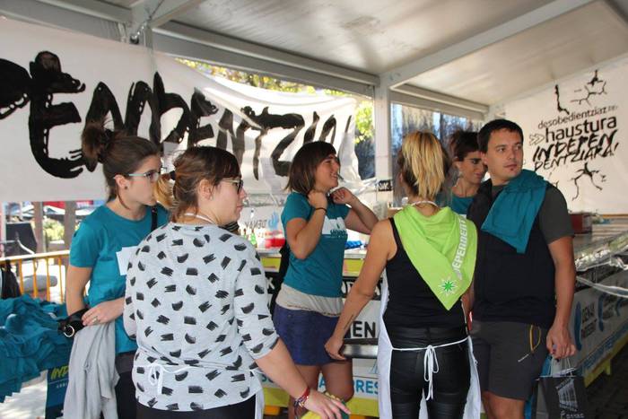 Gazte ugari batu zituen Inde 22 1508073880120