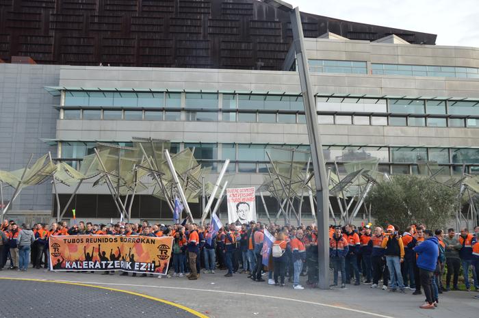 Tubos Reunidoseko langileek  12 1772617454788