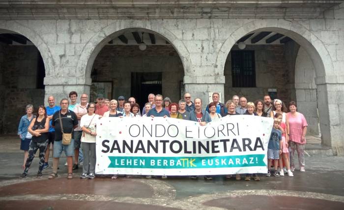 San Antolin euskaldunak bultzatzeko argazkia egin dute gaur