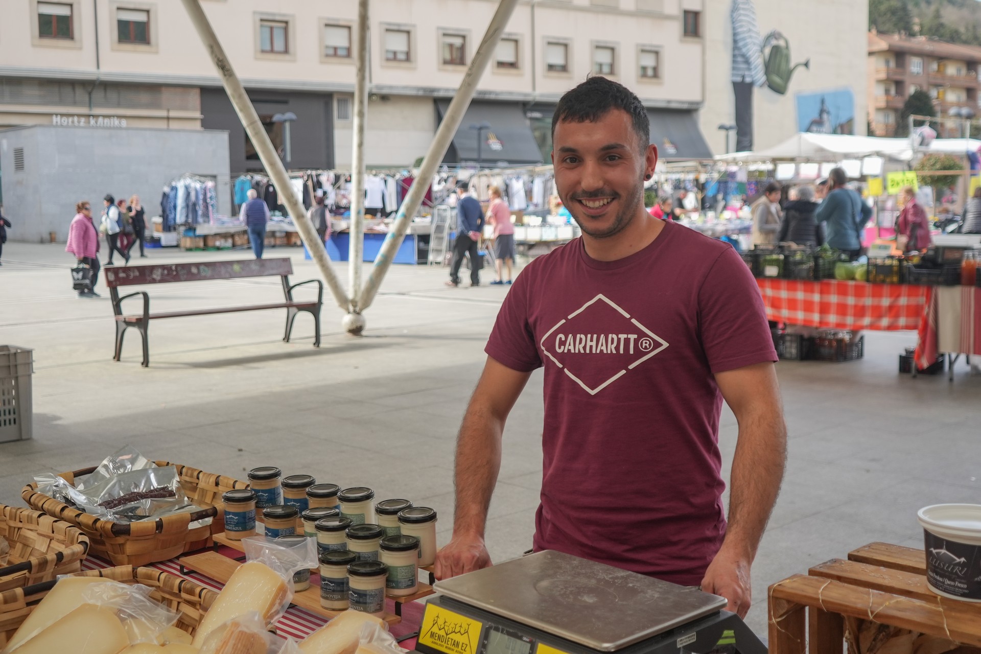“Salmenta zuzena da bizirauteko dugun modu bakarra”
