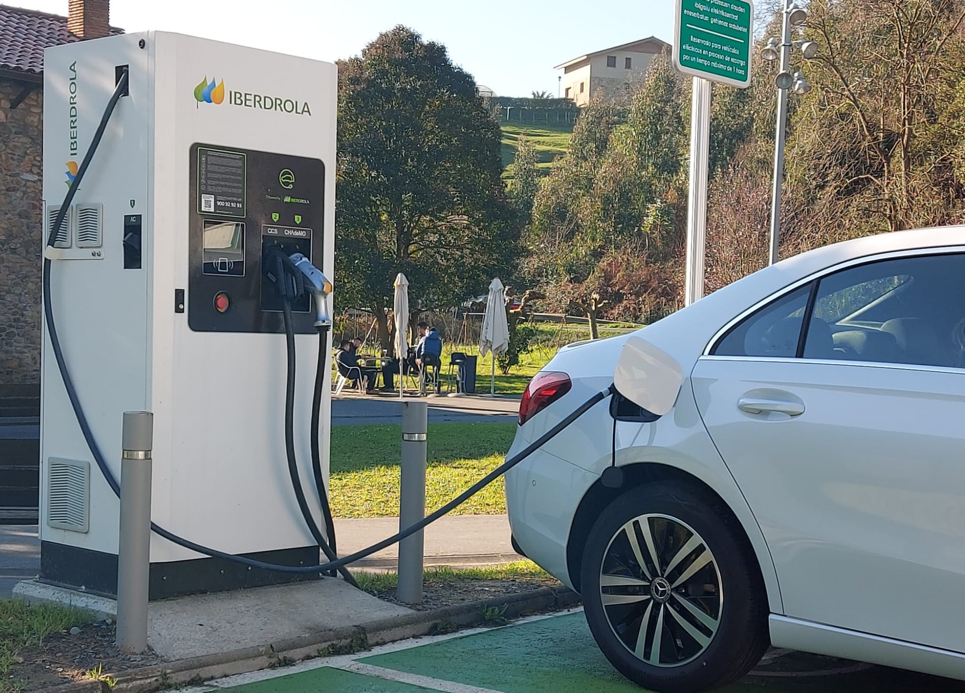 Auto elektrikoak kargatzeko puntua martxan dago jadanik