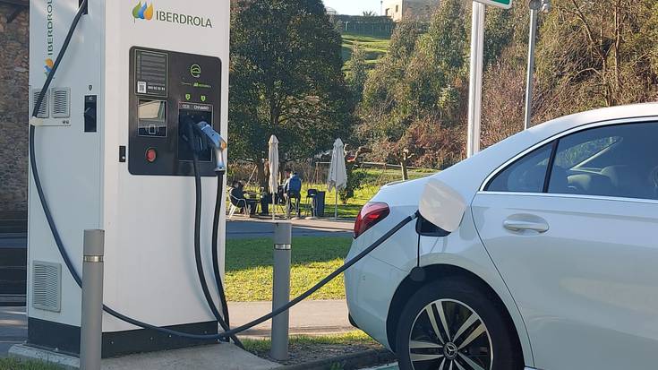 Auto elektrikoak kargatzeko puntua martxan dago jadanik