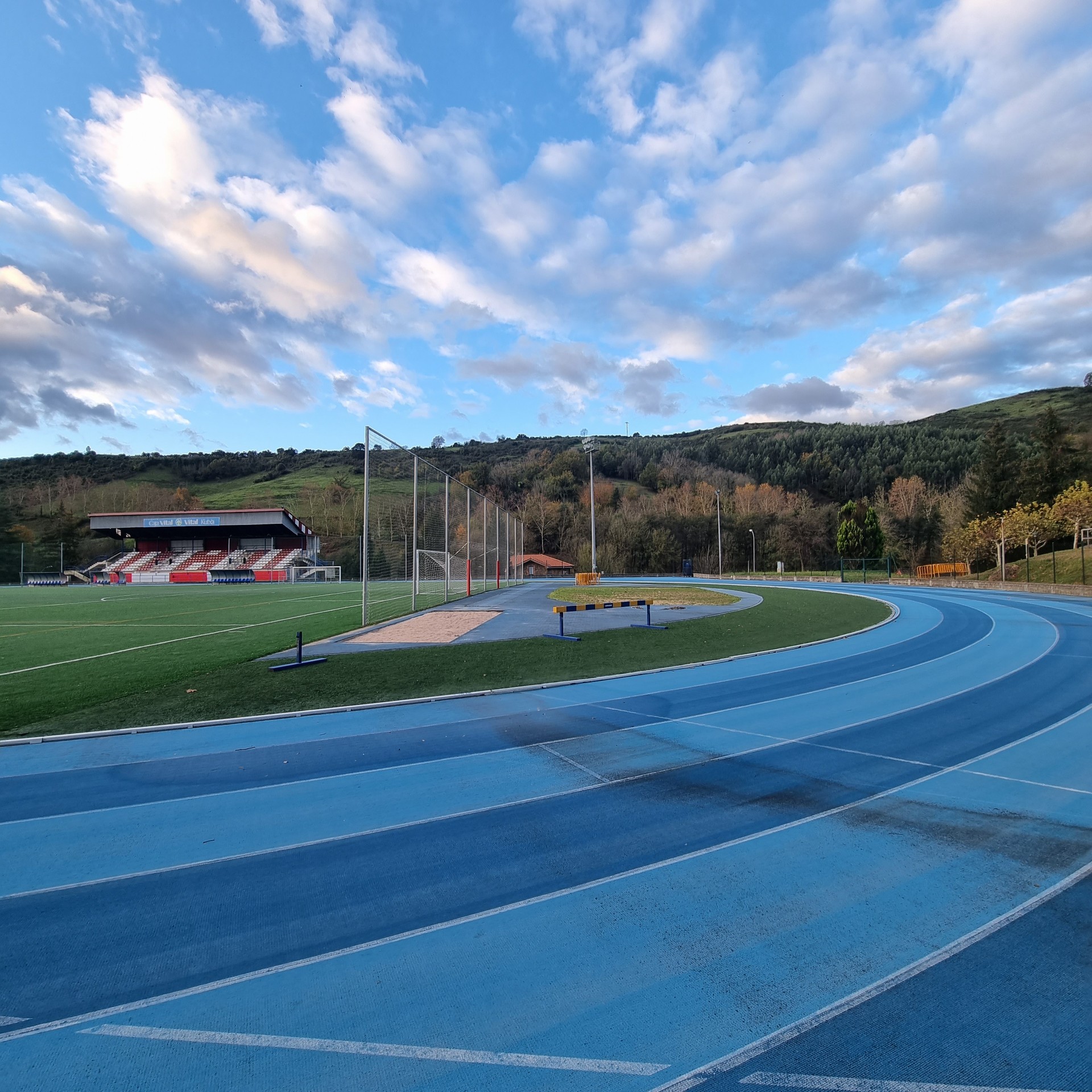 Udalak Ellakuriko futbol zelaiko eta atletismo pistako argiak berritzeko lizitazioa egin du