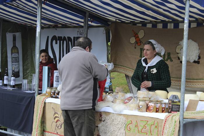 Baserri Azoka egin dute Okon 4 1521978634301