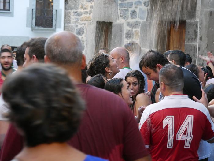 Ura eskatzen zeharkatu dute  75 1536437628889