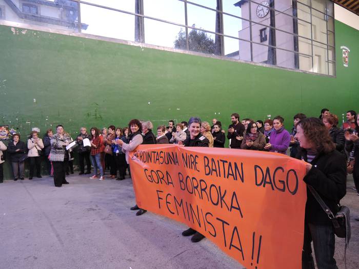 Ehunka lagun bildu dira esku 25 1489046609723