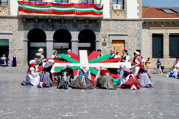 Dantza taldeak taldeak izan  197 1496057286835