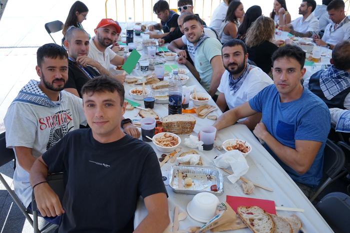 Jendetza batu da kuadrillen  80 1756403686237