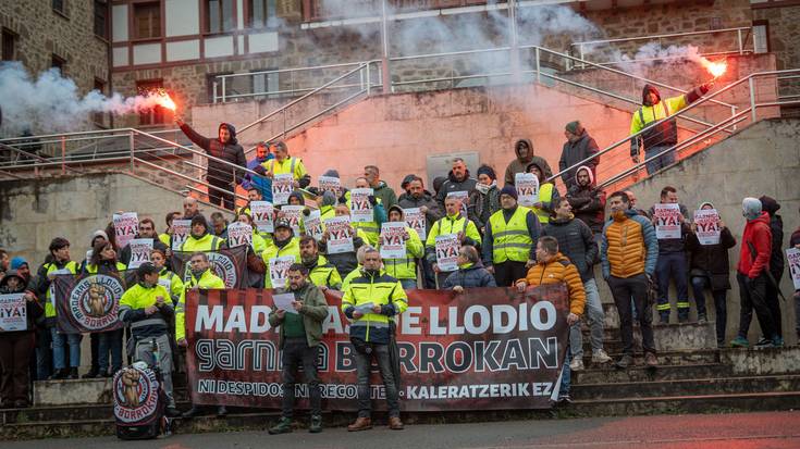 Lan gatazkaren konponbidea exijitu dute Maderas de Llodioko langileek, ordezkari industrial eta politikoen aurrean