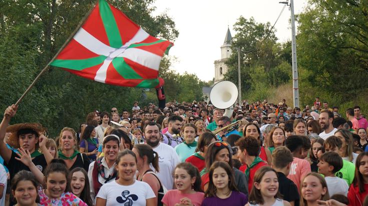 Arteko Gure Amako zelaian elkartu eta jaia herrigunera eraman dute artziniegarrek