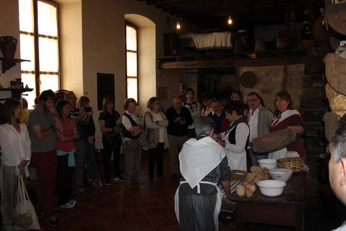 Helduen tailerrean ere jendetza batu zen