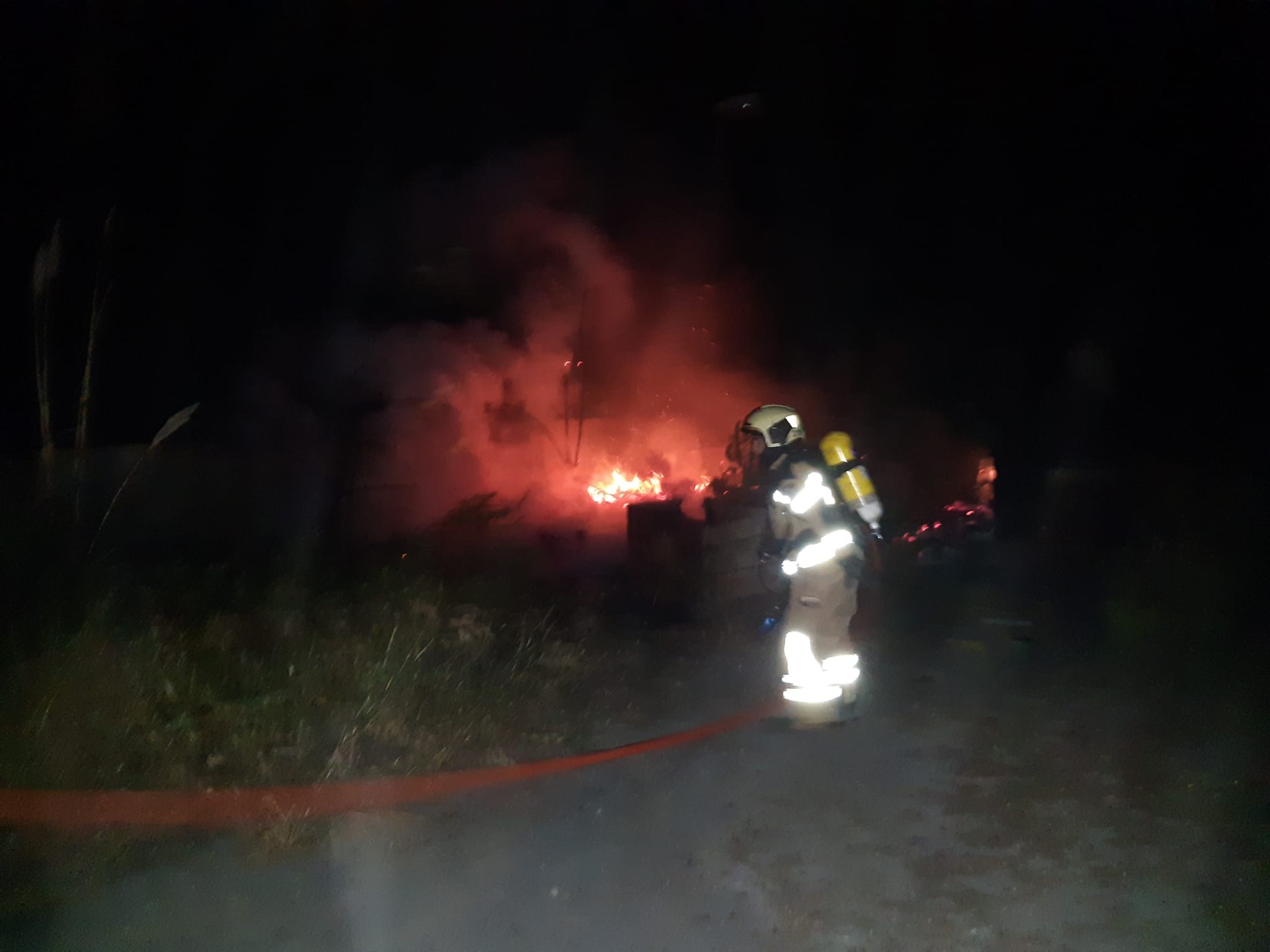 Sutea piztu zen Lipmesa fabrikaren kanpoaldean atzo gauean
