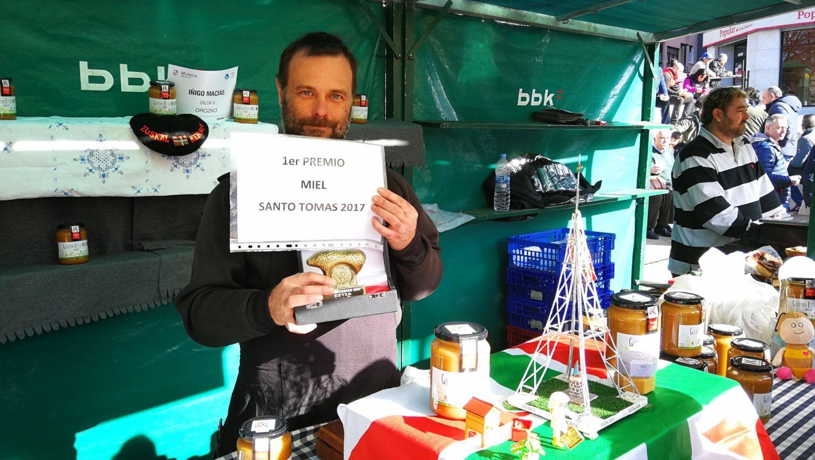 Iñigo Maciasek irabazi du Bilboko Santo Tomas azokako ezti onenaren saria   