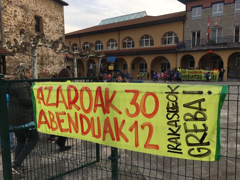 Osteguneko grebara deitu dute ikastetxeko irakasle eta gurasoek
