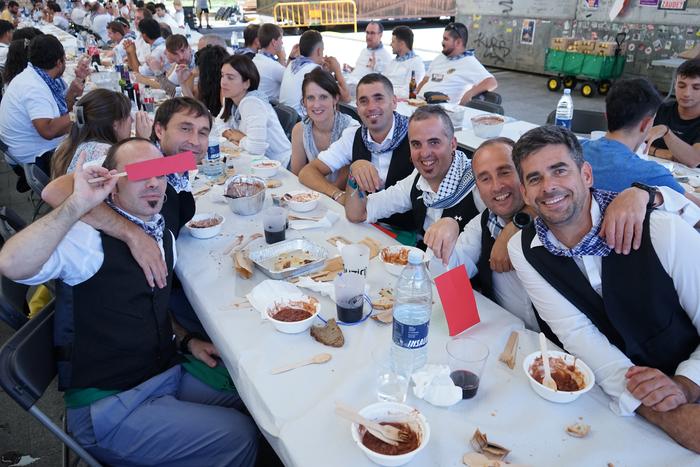 Jendetza batu da kuadrillen  83 1756403747762