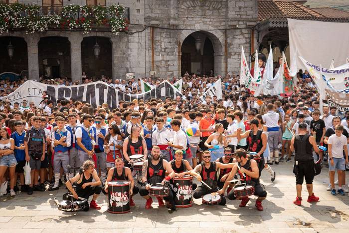 Festa-giro goria piztu du La 72 1755257083045