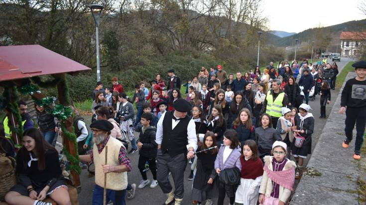 Dozenaka lagunek egin zioten harrera Olentzerori Luiaondon