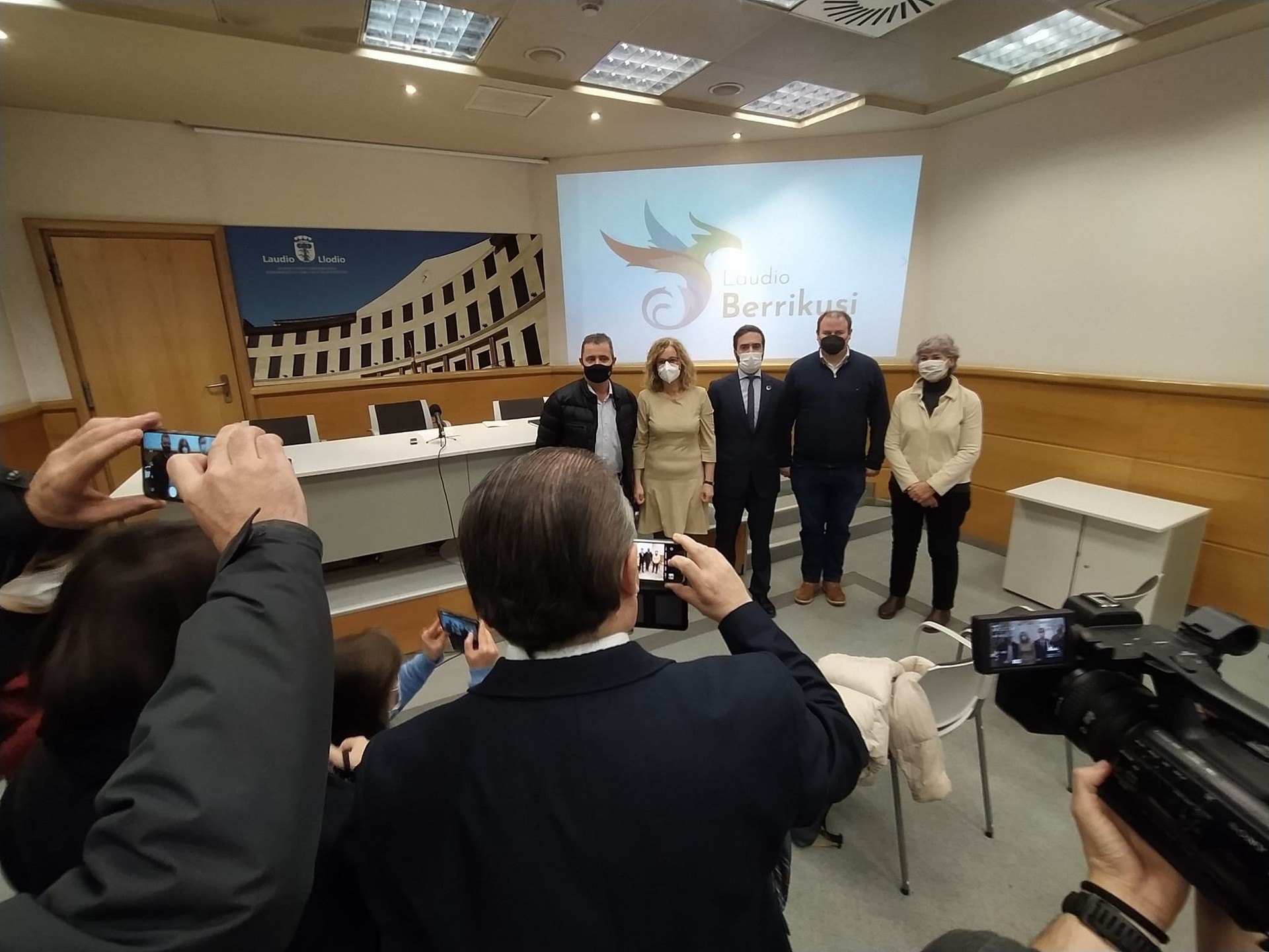 ‘Laudio Berrikusi’ aplikazioa aurkeztu dute, “herriko merkataritza dinamizatzeko”