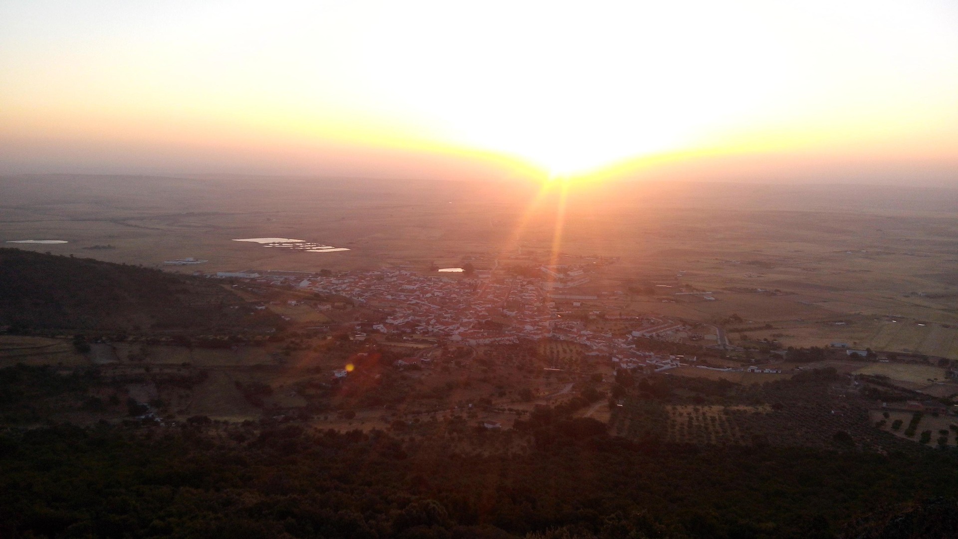 Goizeko lehenengo argiak Sierra de Fuentesen (Cáceres) 