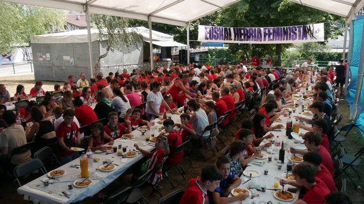 Aretako jaiak agurtzen hasteko, bazkari herrikoia