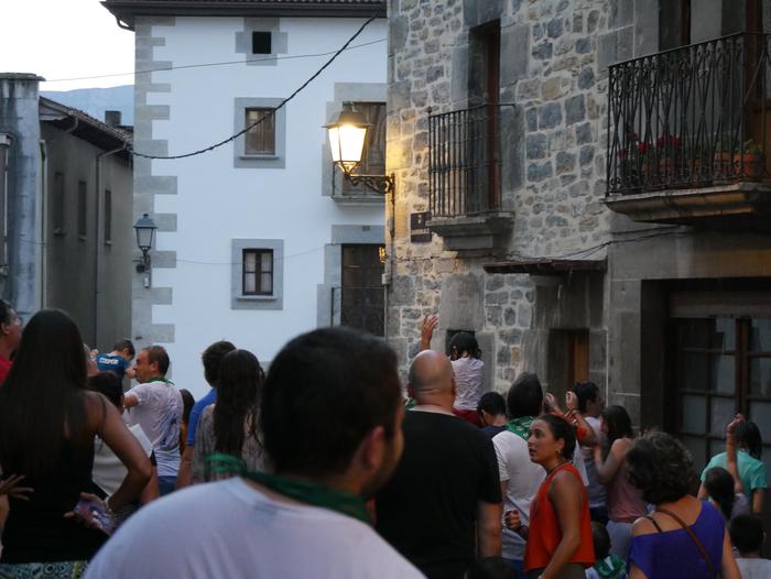 Ura eskatzen zeharkatu dute  73 1536437594501