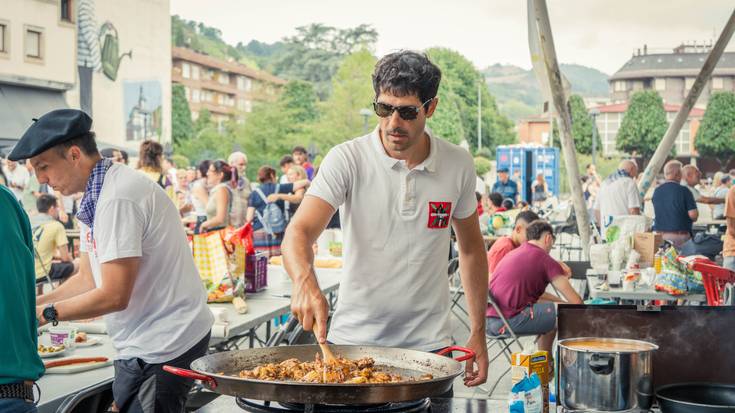 Paella lehiaketarekin eman diote hasiera Laudioko kuadrillek hirugarren jai egunari