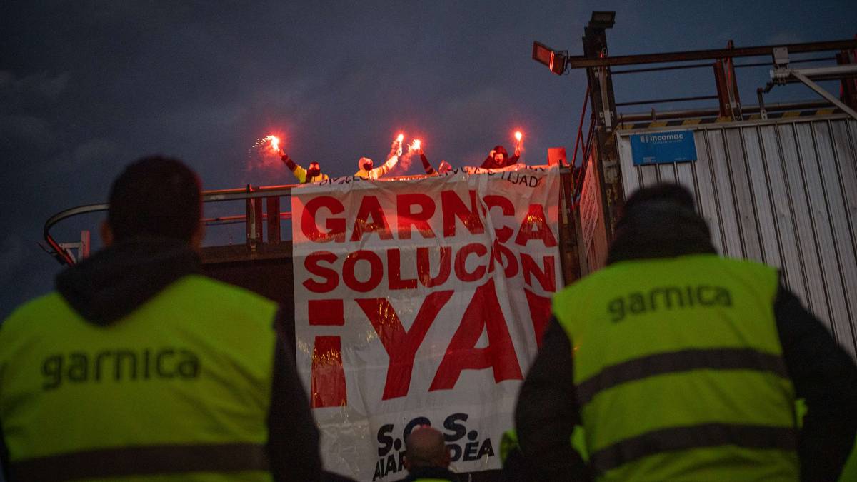 Fabrika barrura eraman dute kaleratze eta murrizketen aurkako aldarria Maderas de Llodioko grebalariek