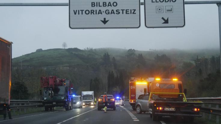 Auto batek eta kamioi batek talka egin dute Laudioko saihesbidean