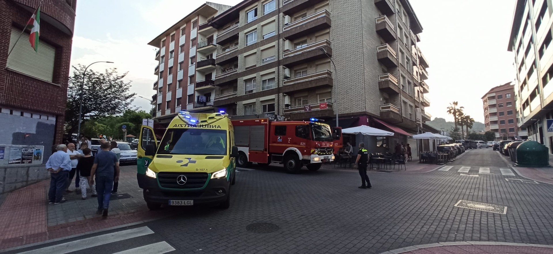 Herritarrek itzali dute Amurrioko etxebizitza batean piztu den sutea