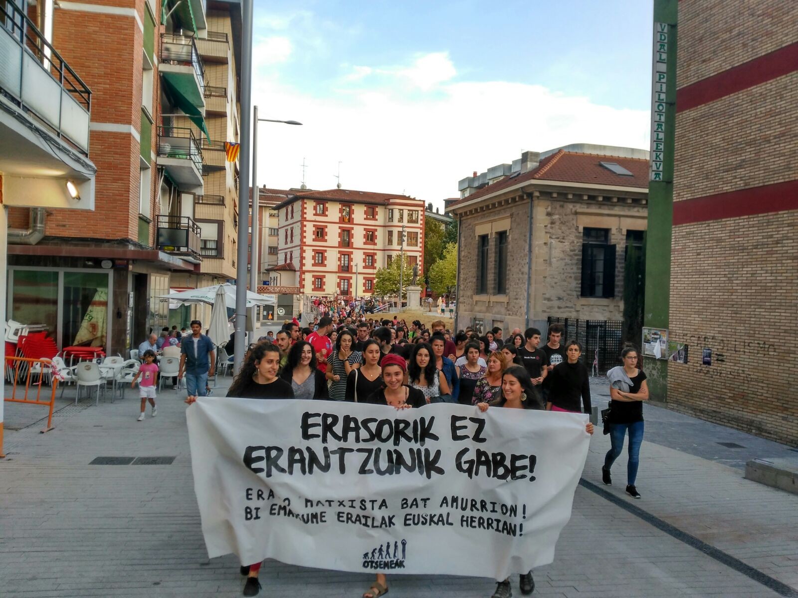 Dozenaka herritar batu dira eraso sexista salatzeko mobilizaziora