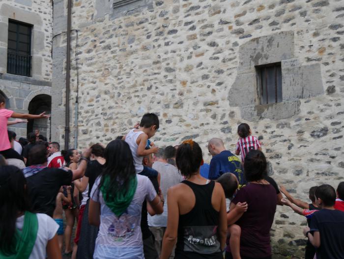 Ura eskatzen zeharkatu dute  37 1536436913784