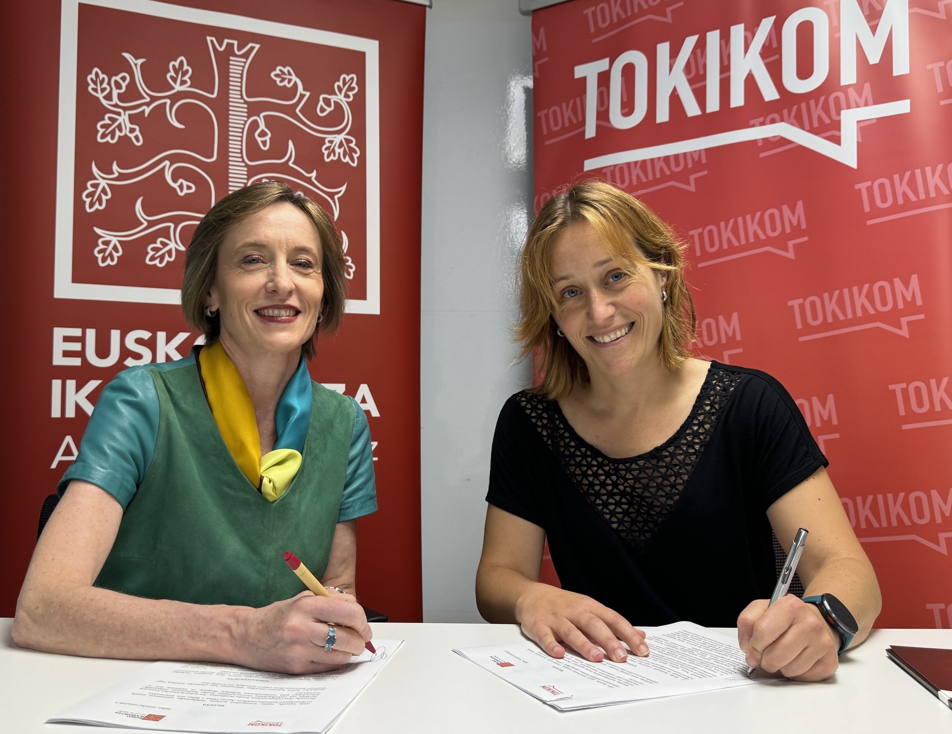 Eusko Ikaskuntzak eta TOKIKOMek lankidetza hitzarmena sinatu dute “egoera soziokulturalari eragiten dioten gaiak gizarteratzeko”