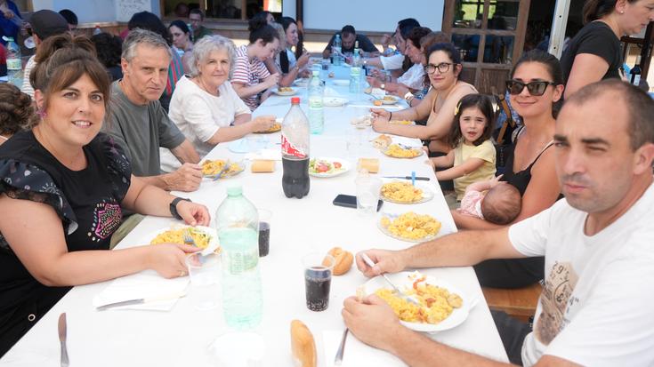 Zuhatzako jaietan paella izan da aitzakia herritar mordoa batzeko