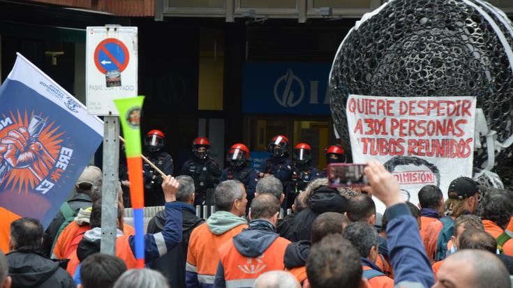 Tubos Reunidoseko bulego nagusietan sartzen saiatu dira gaur goizean langileak