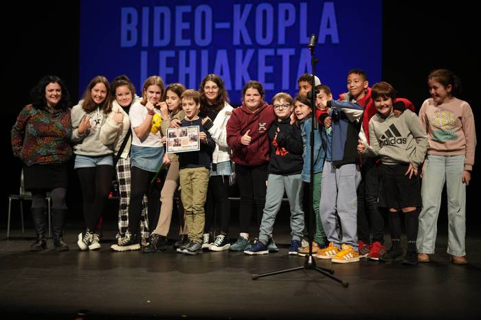 Ehunka lagun bildu ditu Aiaraldeko bideo-kopla lehiaketaren sari banaketak