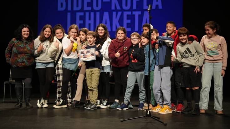 Ehunka lagun bildu ditu Aiaraldeko bideo-kopla lehiaketaren sari banaketak