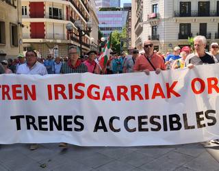 Aiaraldeko pentsiodunak ere mobilizatu ziren astelehenean Renfeko C-3 linea irisgarria izan dadin